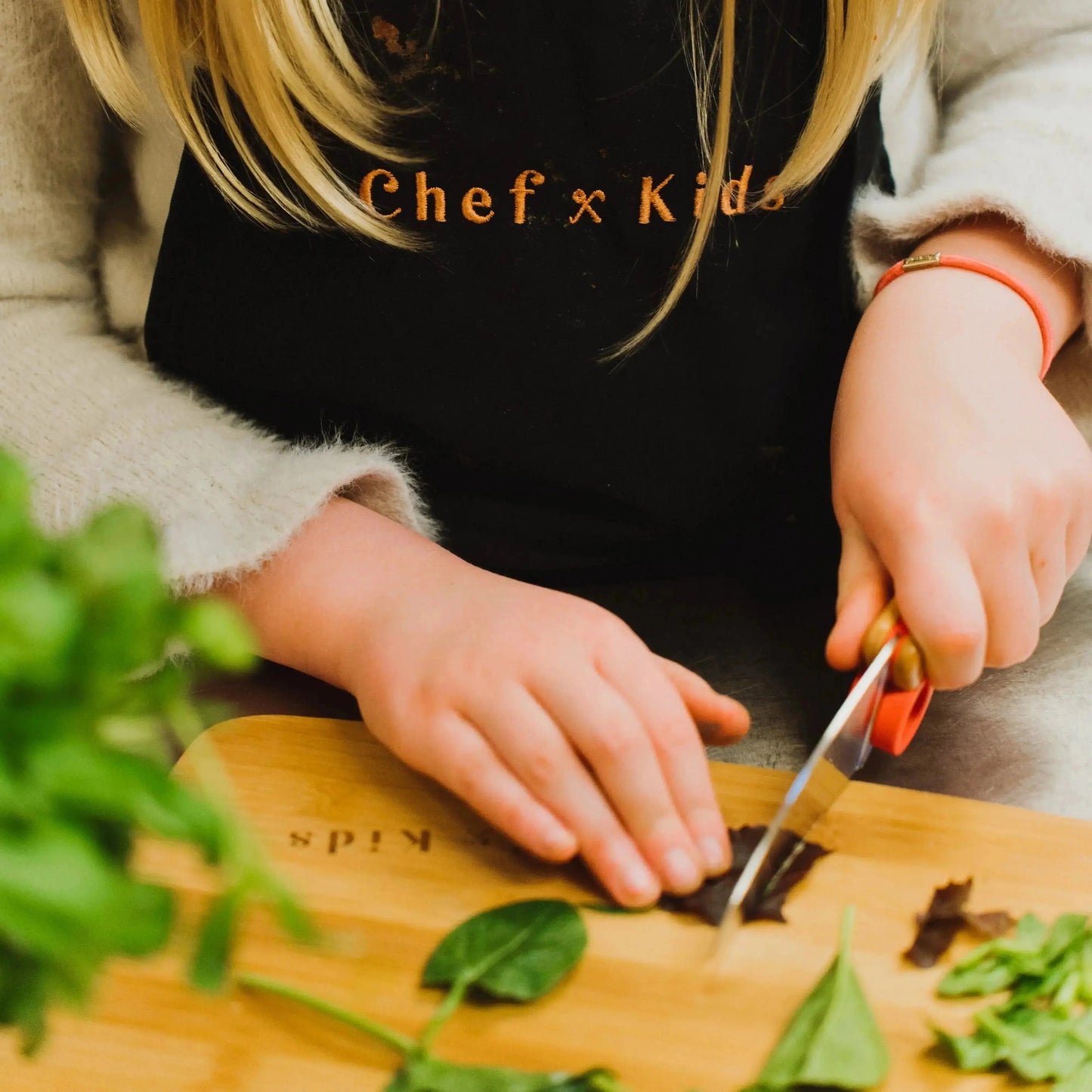 kind met chef-kids kookschort en opinelmes
