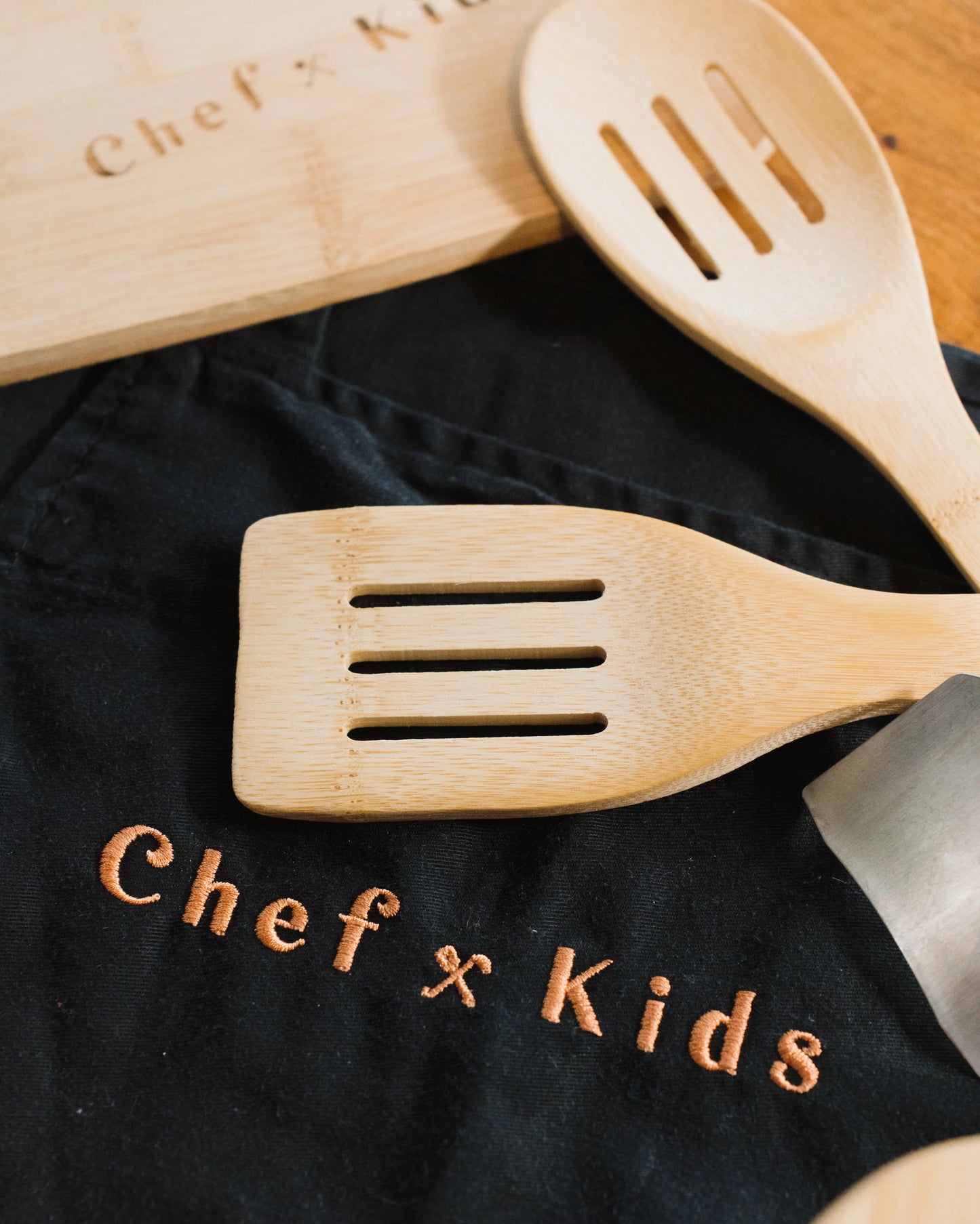 spatel en lepelset en het chef-kids kookschort