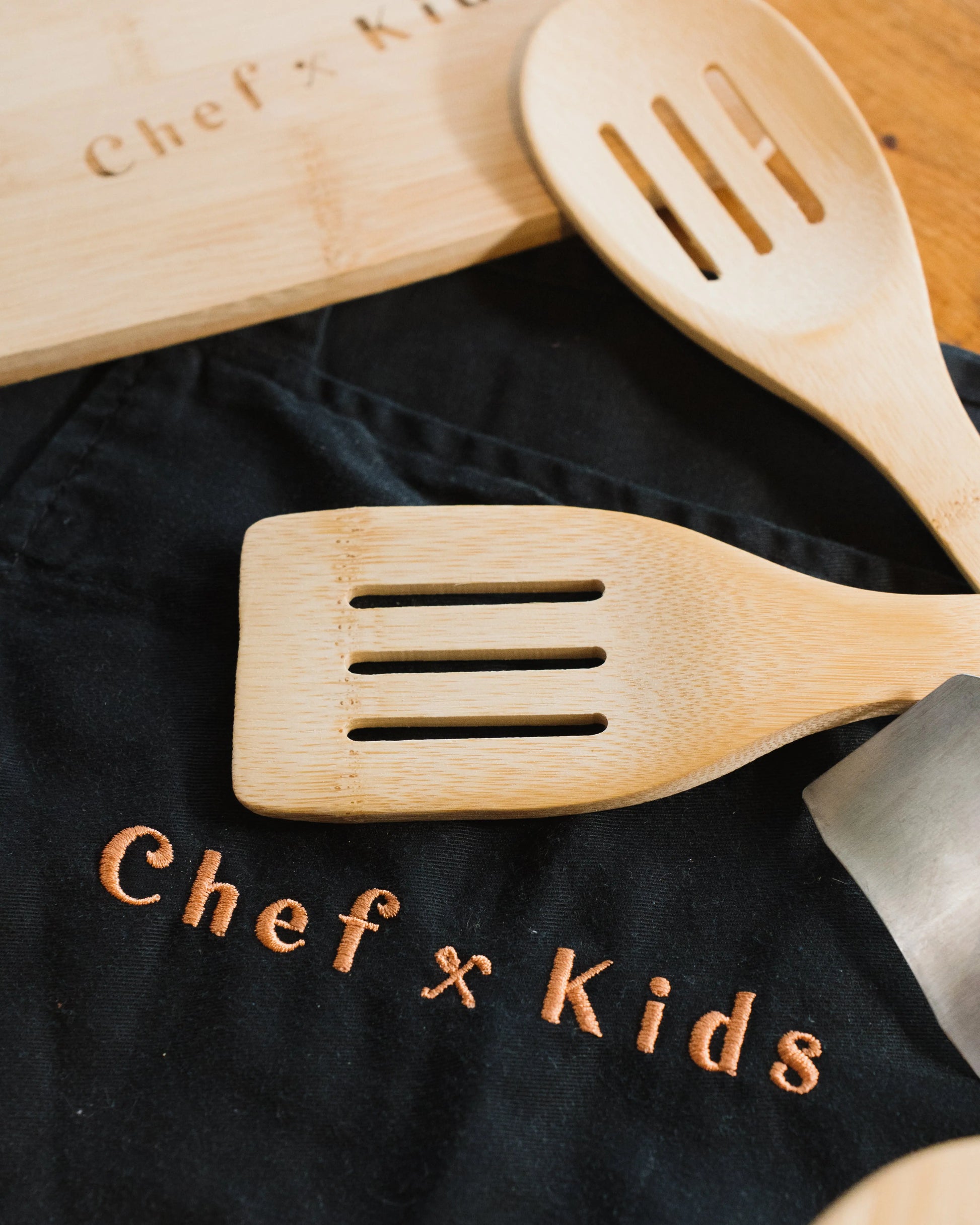 spatel en lepelset en het chef-kids kookschort